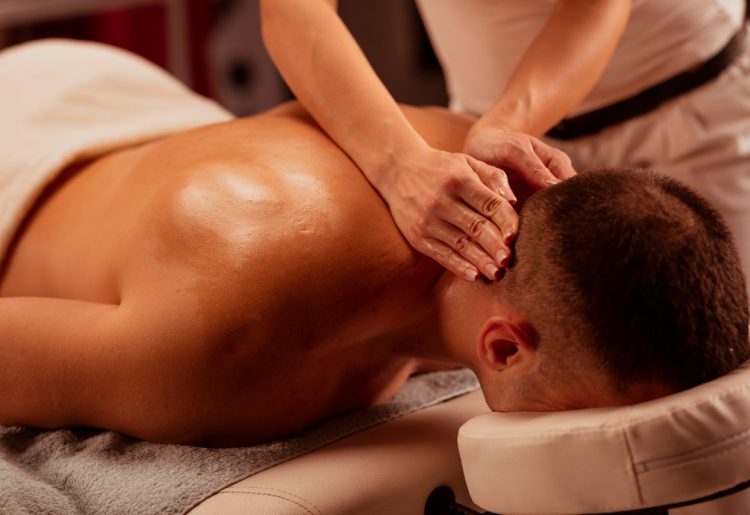 Le massage californien : une technique douce pour une relaxation totale
