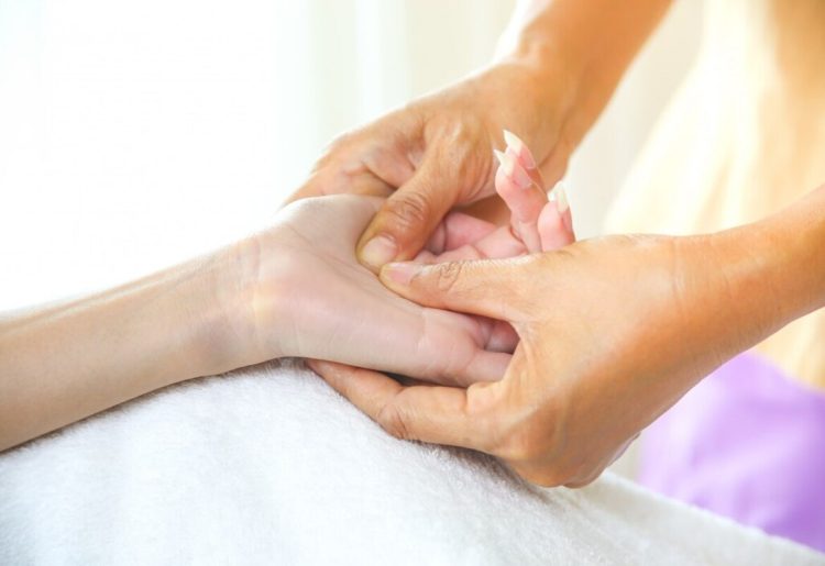 Comment le massage des mains peut-il soulager les douleurs articulaires et stimuler la circulation ?