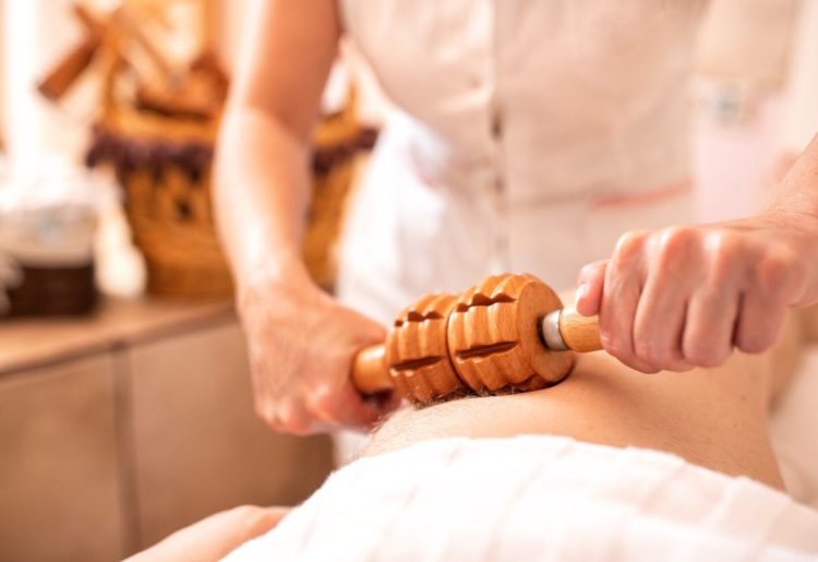 Les masseurs manuels : Une méthode traditionnelle pour un massage précis et personnalisé