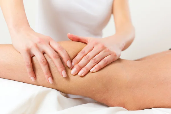 Jambes lourdes et rétention d&rsquo;eau : comment le drainage lymphatique peut vous soulager ?