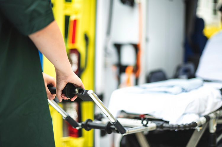 Les nouveaux brancards électriques qui soulagent le dos des ambulanciers