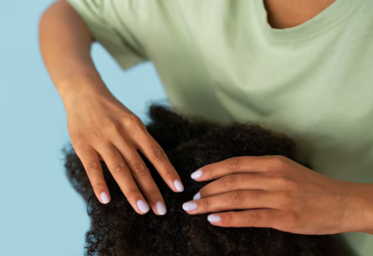 Mon cuir chevelu me démange : et si c&rsquo;était plus que des pellicules ?