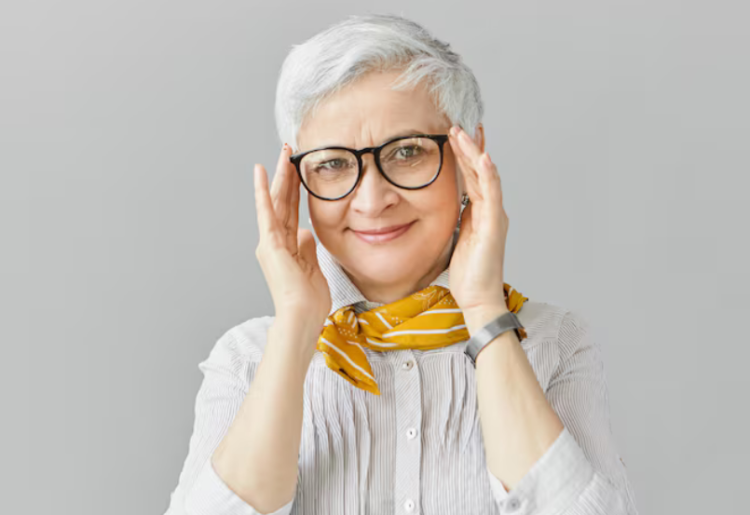Comment un opticien accompagne les seniors dans le choix des lunettes