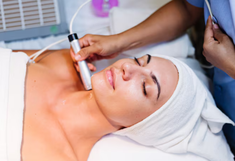 Peeling, laser, microneedling : les procédures dermatologiques les plus courantes expliquées.