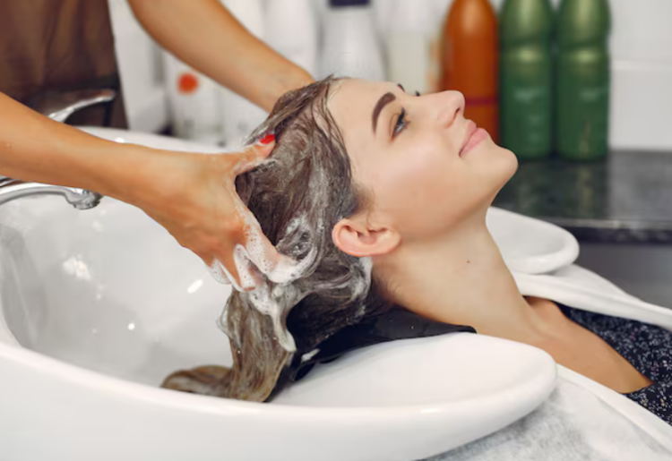 Les ingrédients à bannir de vos soins si vous avez les cheveux secs