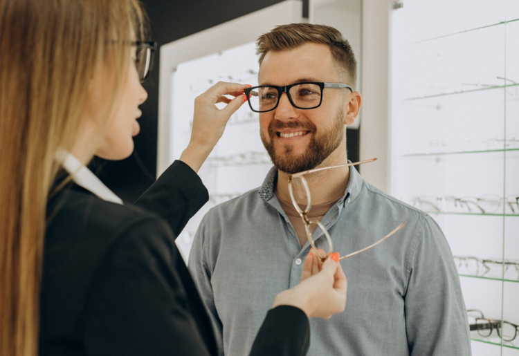 Les avantages des lunettes sur mesure proposées par un opticien