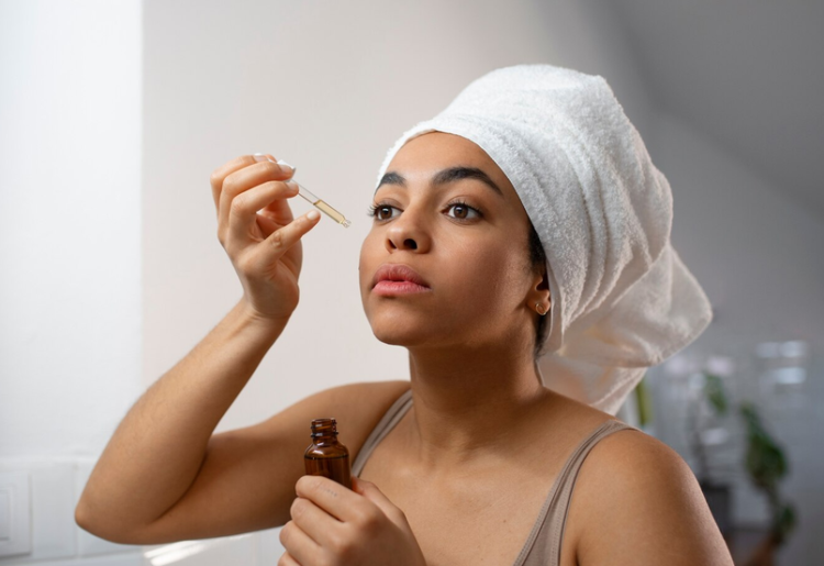 Comment intégrer un sérum à la niacinamide dans sa routine de soin.
