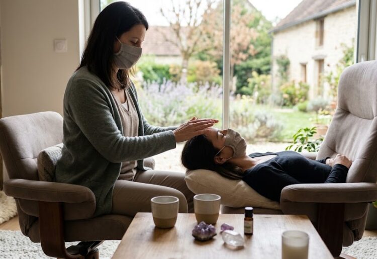 Comment le Reiki accompagne votre routine de relaxation et de méditation ?